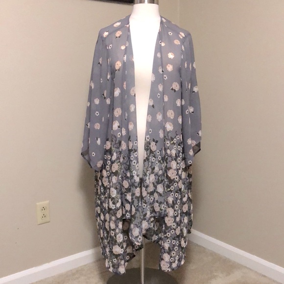 torrid Tops - Torrid size 5/6 gray floral drape front kimono